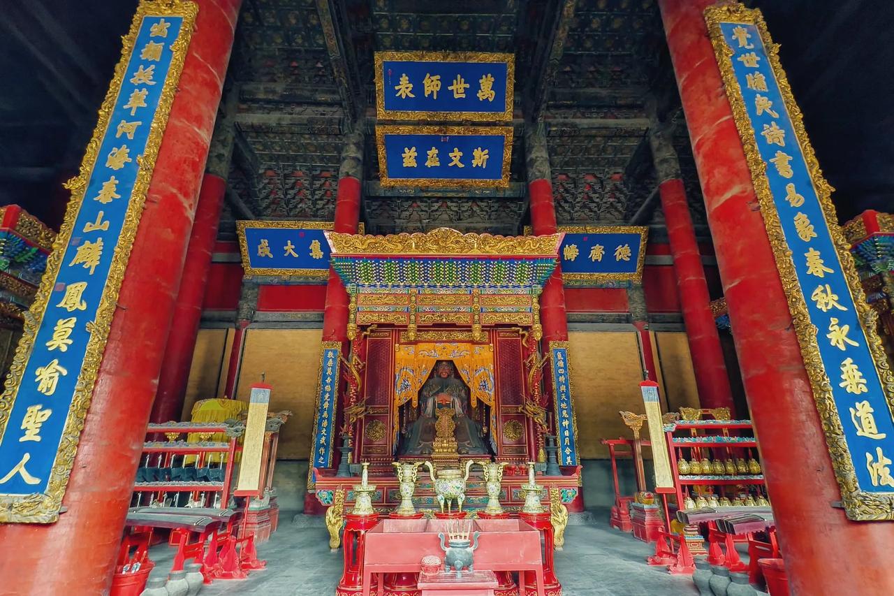 曲阜是孔子的故乡 是儒家文化的发源地

曲阜孔庙、孔林和孔府，简称曲阜“三孔”，