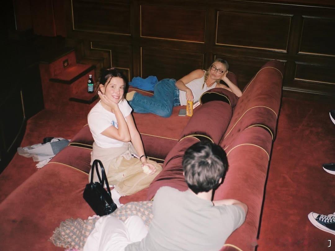 《怪奇物语》剧组闲暇时拍摄的照片，很chill 