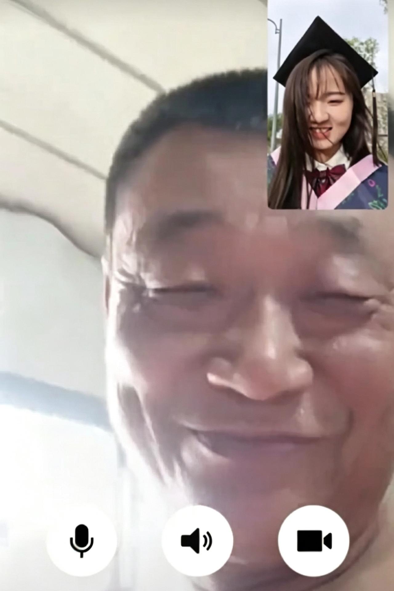 辽宁沈阳的一位女大学生穿上了学士服，拍完毕业照之后，在宿舍里给自己的爸爸妈妈打了