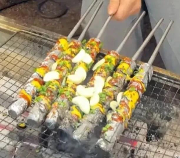 看着红红绿绿好好吃的样子，可是总觉得哪里不对劲儿，仔细一看，还真硬核！[赞][捂