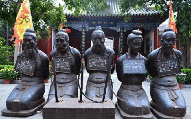 杭州岳飞墓前原本跪着5个人，如今只剩下4个，是谁不用跪了？
 
500多年来,他