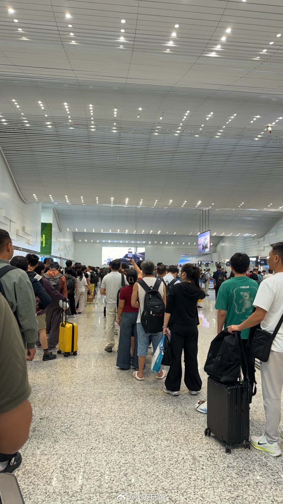 7点40的机场………太可怕了吧，节假日的感觉[捂嘴哭][捂嘴哭][捂嘴哭]  还
