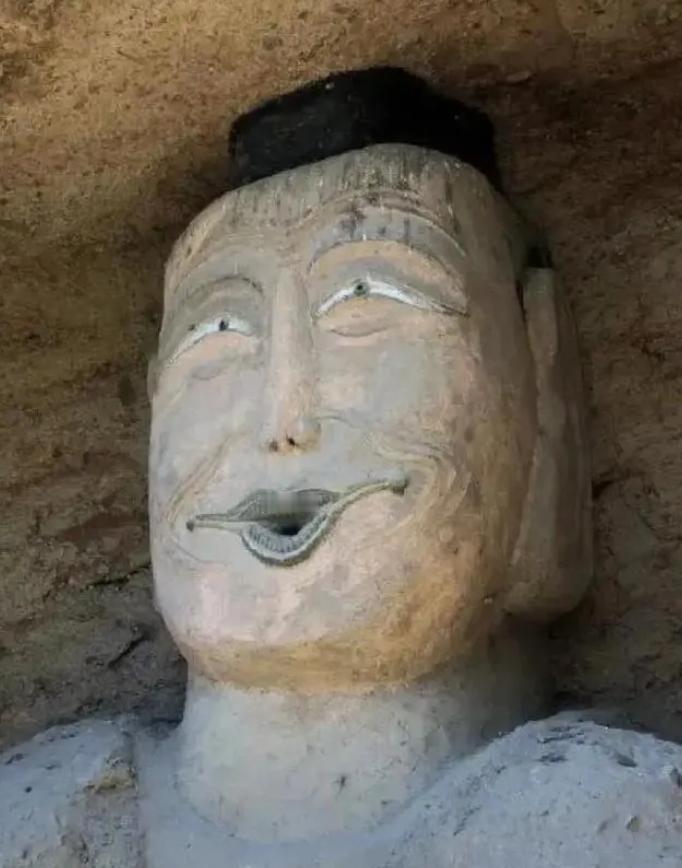 这是甘肃西和县法镜寺石窟内的佛像，表情滑稽让人忍俊不禁，似乎还能隐隐约约看到猥琐