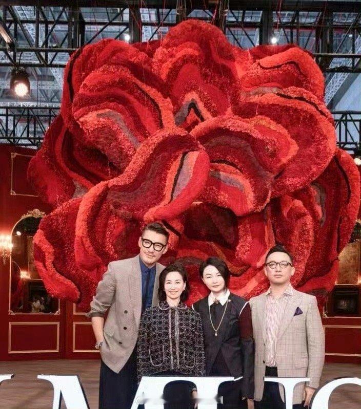 胡兵和赌王女儿们同框 世界是个圈，总会遇见有趣的人！胡兵在阿布扎比与何超欣同框，