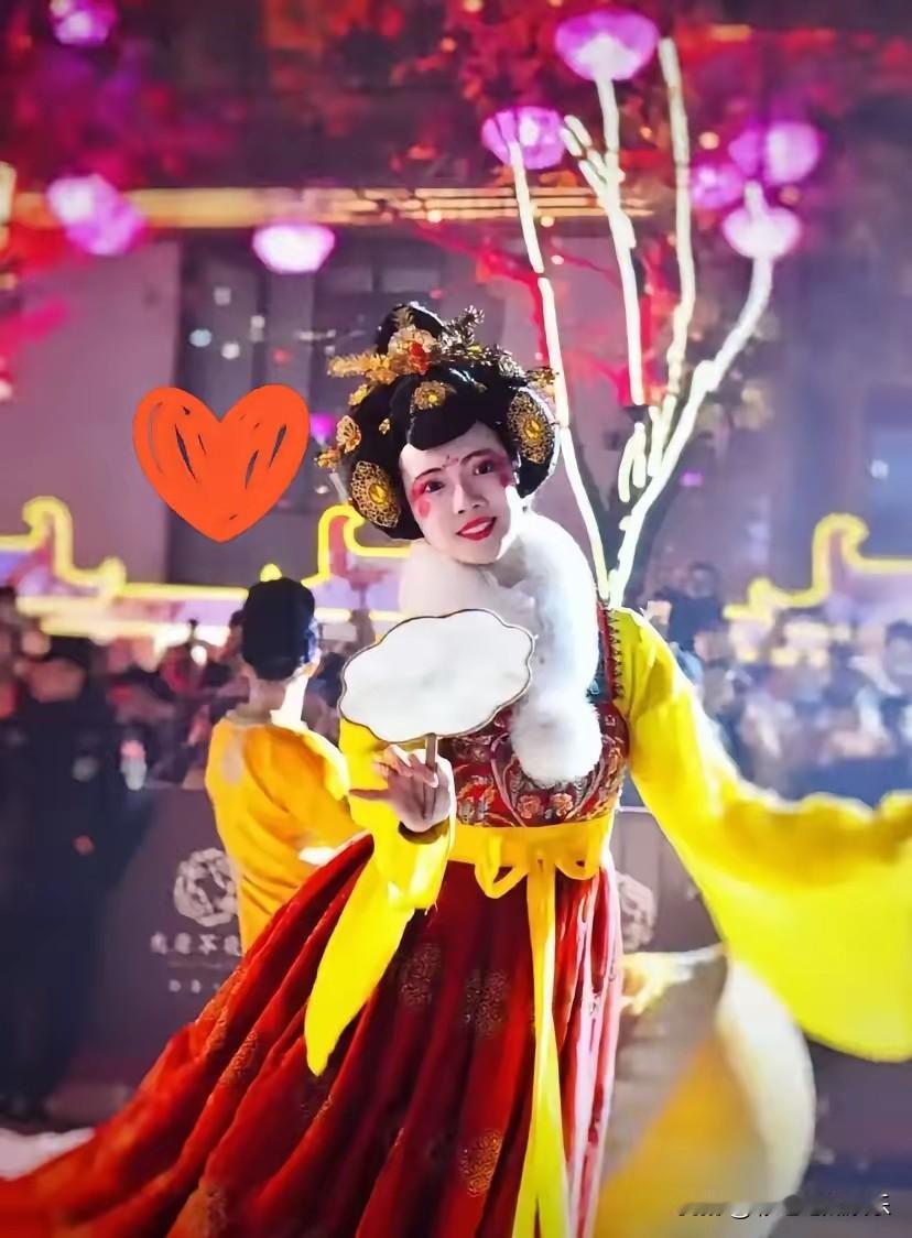 皮卡晨是个好姑娘，最火的时候她都没有离职，而是选择了守护家庭，每个月四五千工资，