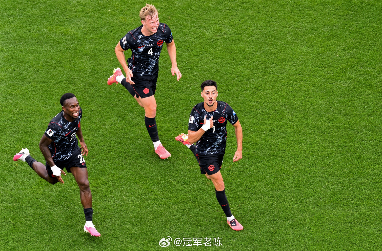 加拿大1-0淘汰南非，晋级下一轮！🇨🇦这场32强首战踢得相当胶着，阿方索·戴