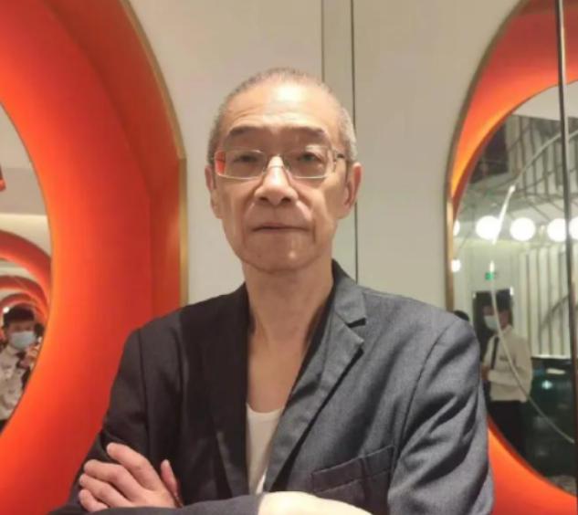 2024年，上海一位69岁大爷与96岁老母亲长期租住酒店，月租1万元。老母亲在酒
