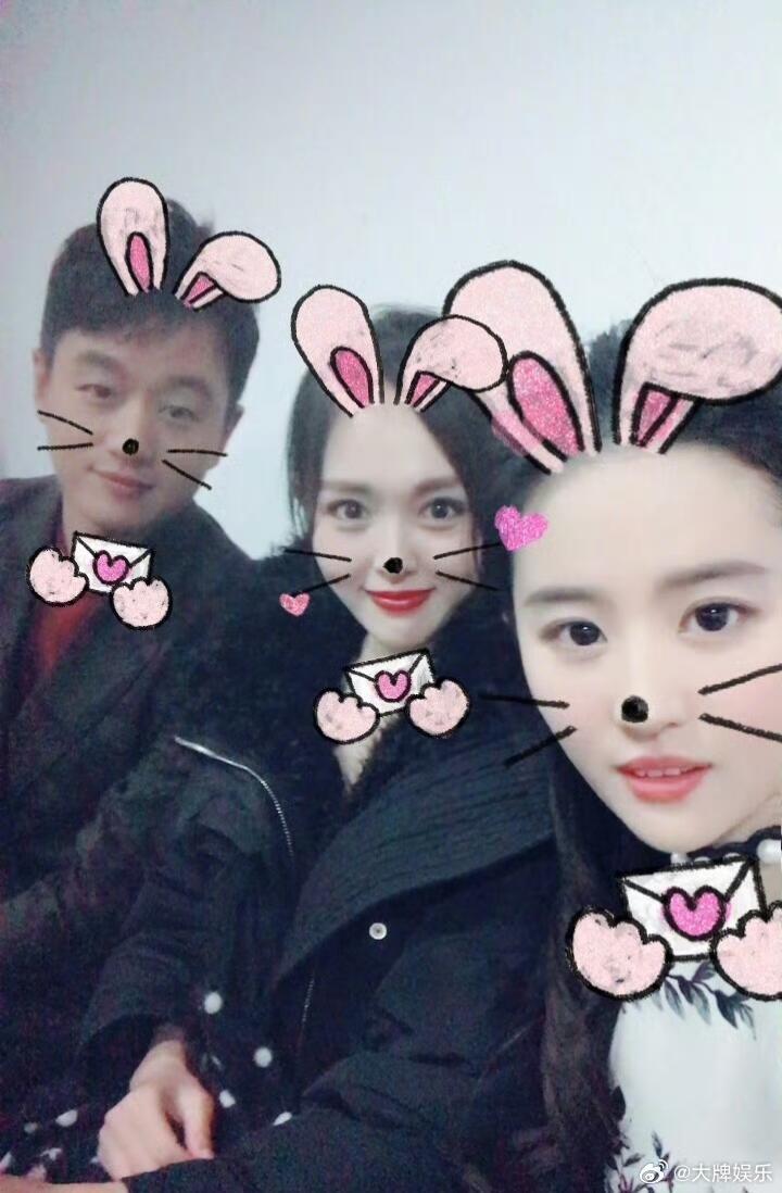 #唐嫣刘亦菲佟大为早期合照#早在17年刘亦菲就晒过和佟大为还有唐嫣三人的自拍照，