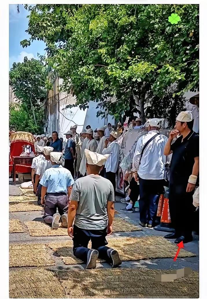 山东枣庄，71岁的老母亲走了，两个儿子风风光光操办了丧事10万多的开销，摆了快一