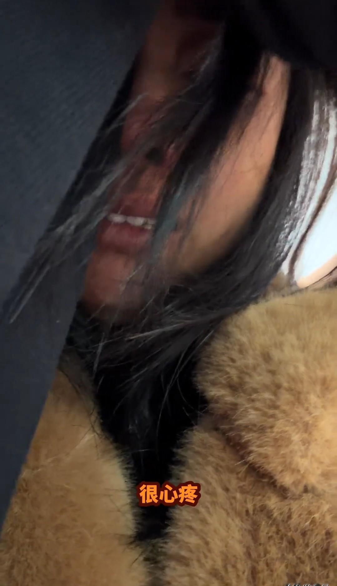 “六千块的洗碗机，把家砸成废墟。
”  
视频里，男人抡椅子的瞬间，点赞破两百万