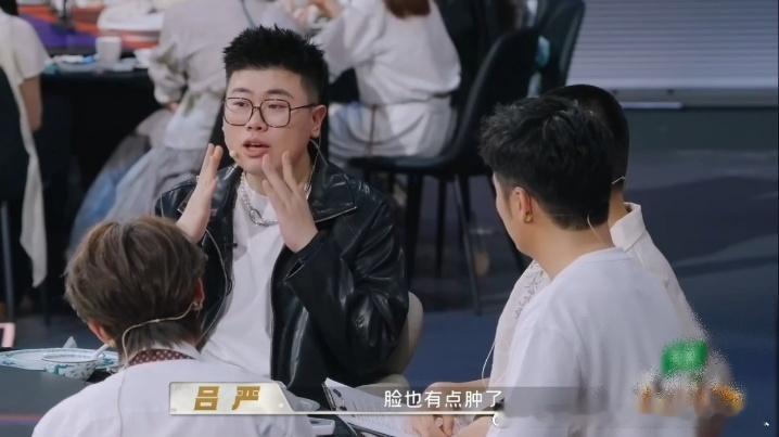 吕严吃辣把脸吃肿了香辣鱼尾把何浩楠吃废了天才厨人 吕严说自己吃曹氏鸭脖脸都肿了，
