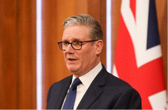 美国总统这是飘了吧，居然当着全世界的面，把英国首相斯塔默骂得一文不值，结果呢，反