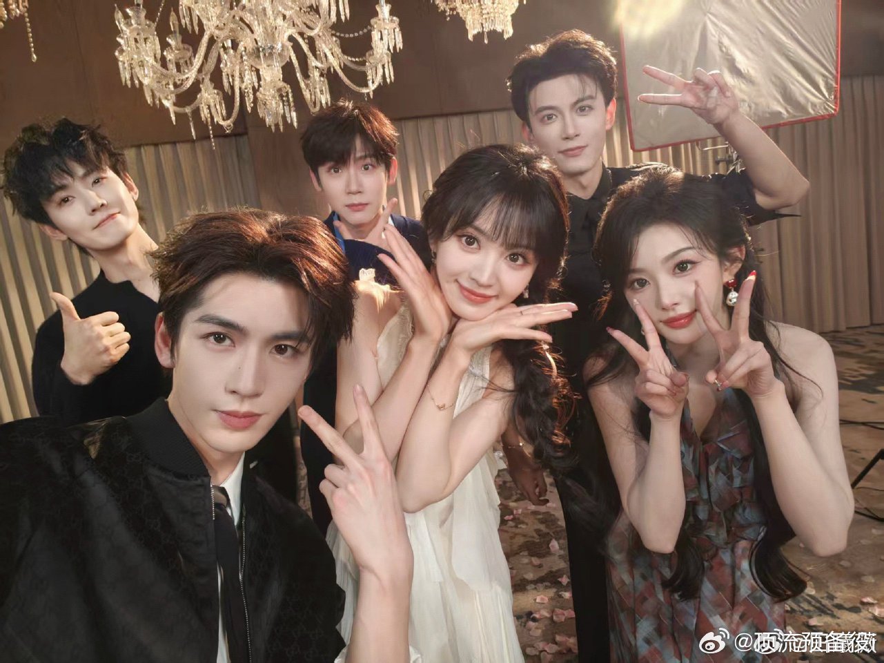 逐玉大爆剧全员上桌张凌赫七天涨粉近30w，田曦薇涨粉20w。 好牛 