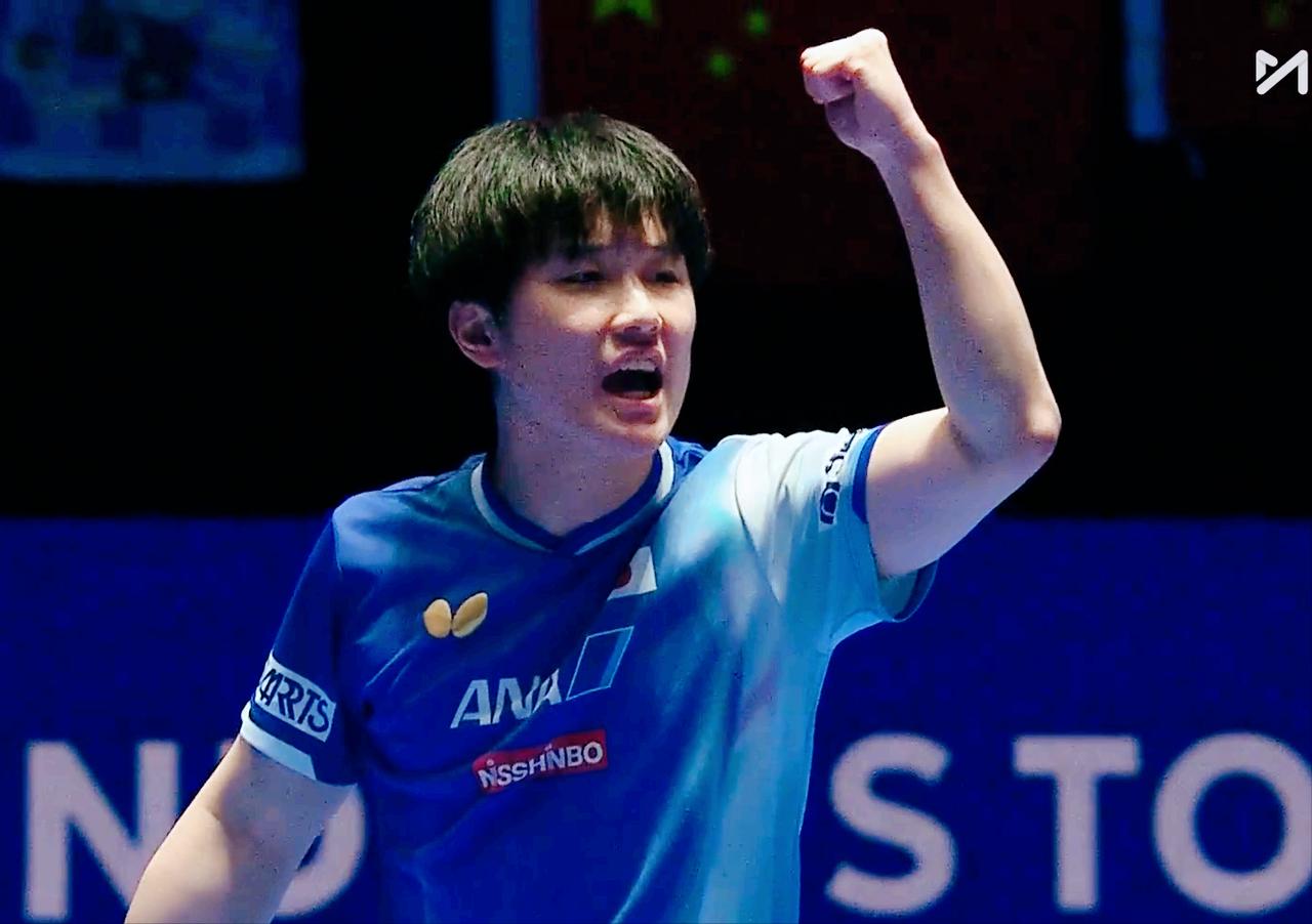 哎，可惜，张本智和11:9拿下第一局。

开局两人打的胶着，
一路打到了5;5平