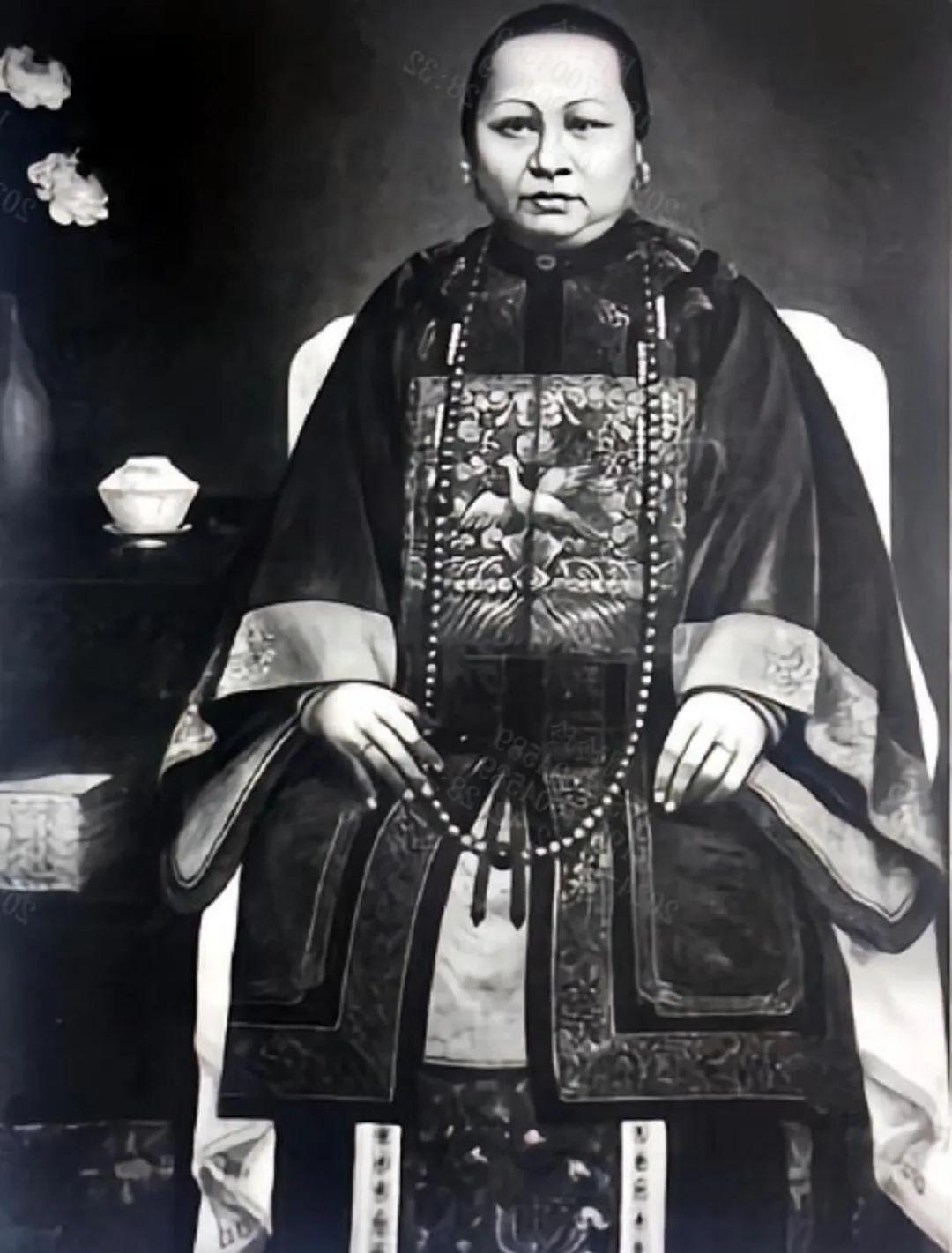 原来何超蕸的长相与气质最像的不是妈妈和姐姐，而是曾祖奶奶施娣。

两人都是圆脸高