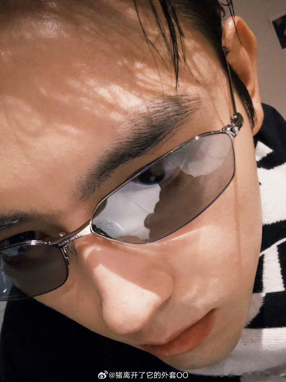 陈飞宇墨镜自拍营业，阿瑟你不乘哦，就这样帅我一大跳！！