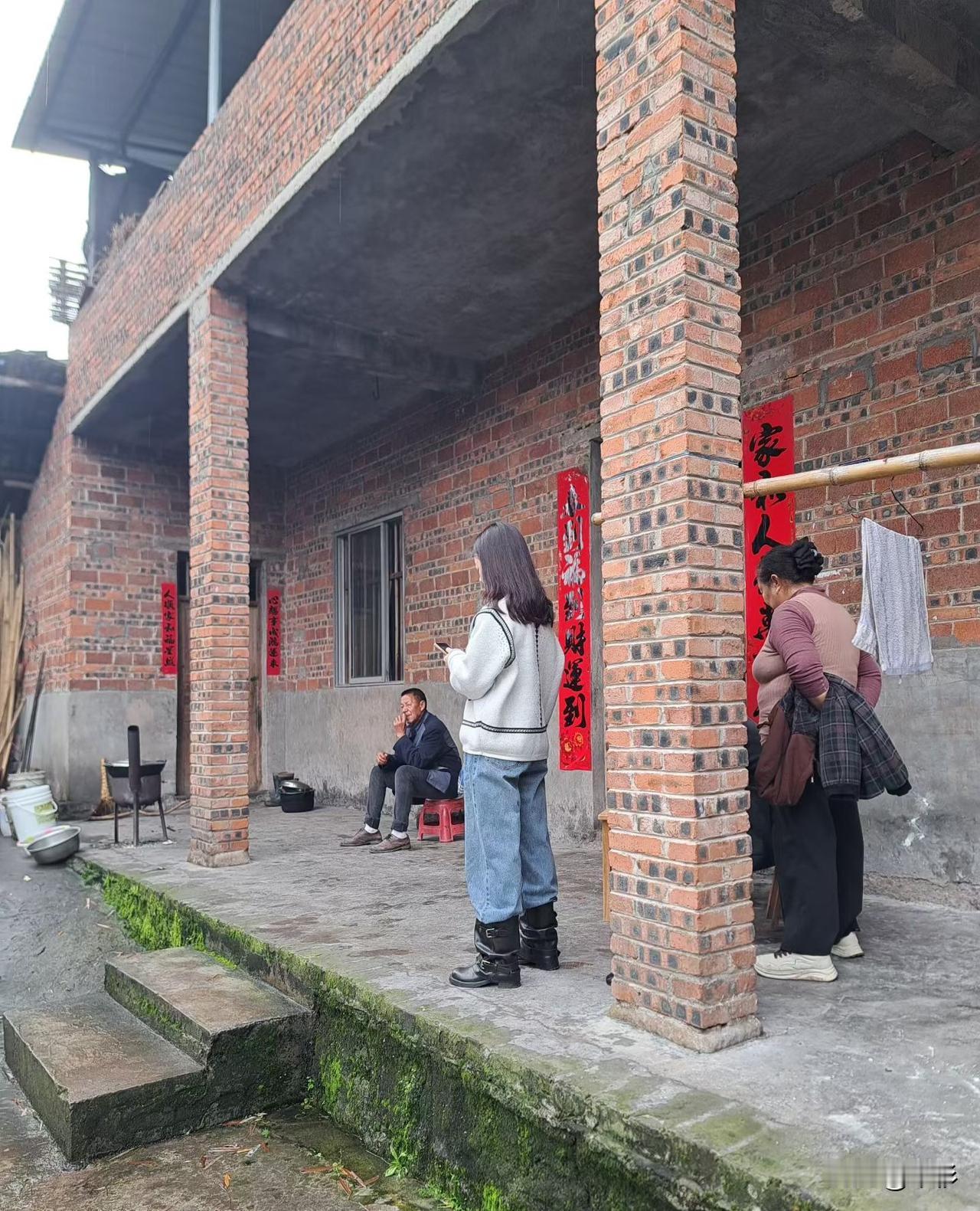 今天中午在广安前锋区代市镇长五某村坐席。刚吃完饭，堂弟一家说长五这里有一个网红叫