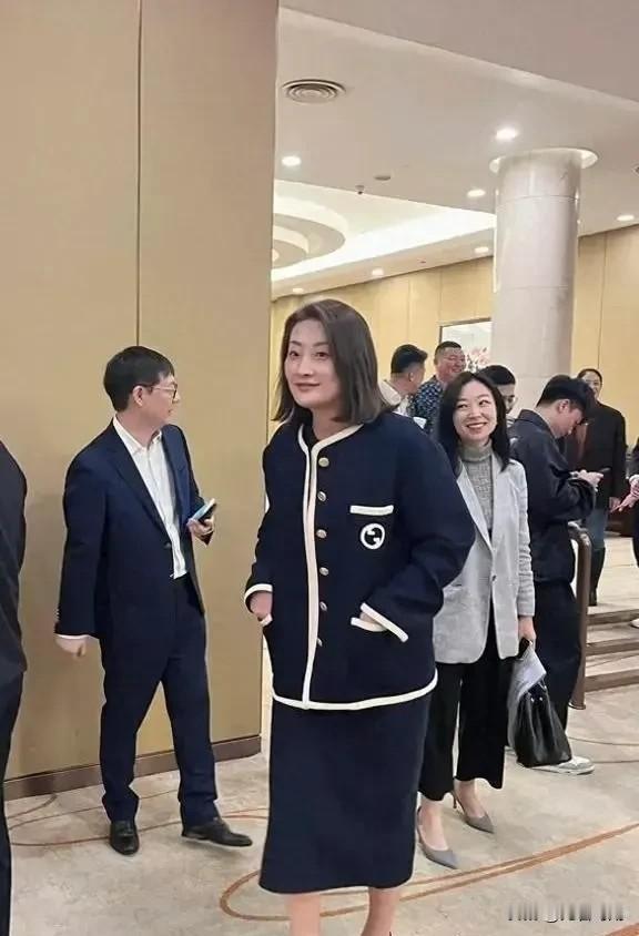 宗馥莉成为中国女首富了，身家达到810亿，但她一直单身，也没听说她有结婚生子的打