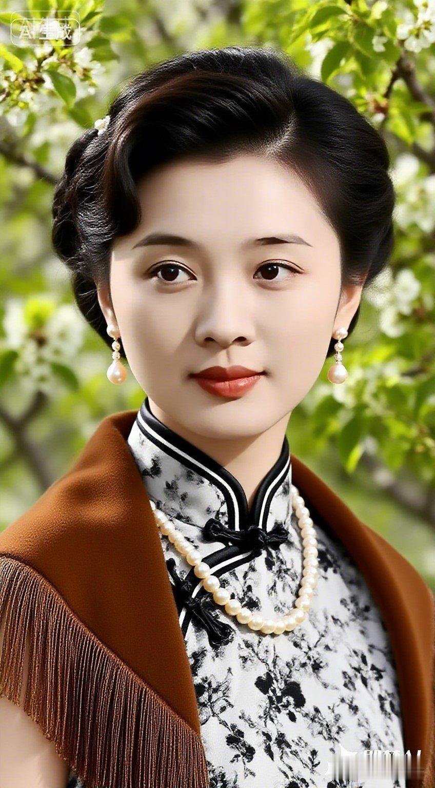 这位女士穿着旗袍，真优雅！
我今年三十岁，没找合适的配偶，
希望能遇见有缘男士。