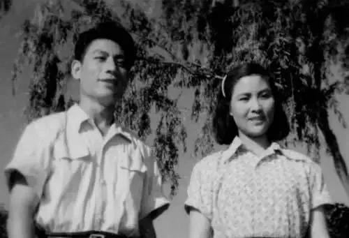 1939年，1名25岁的女游击队员正在烧文件，几个日本鬼子闯进来，一下子把她扑倒