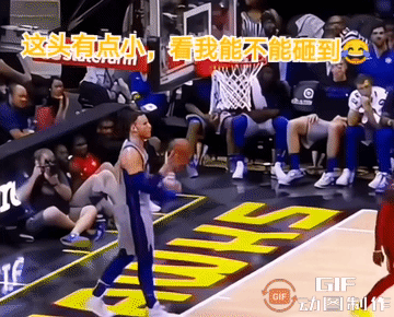 格里芬这球绝对是故意的！
格：小红这头咋这么小？我试试能不能砸到？（球出手）还真