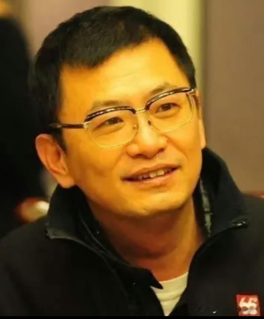 王家卫为啥能这么沉得住气，一直不吭声？

公关经典的“不回应”策略，只要王家卫一