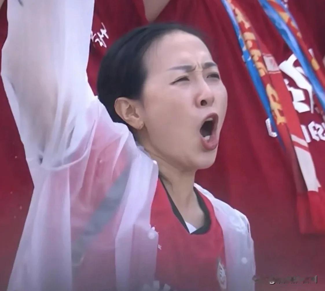 不服不行，常州快成了“0”州了，球迷依然高呼继续战斗，我终于有点明白“苏超”为什
