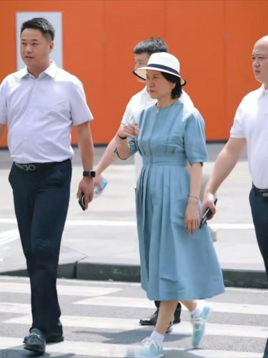 72岁董明珠逛成都太古里的路透一出来，全网都在偷偷感慨：“有钱的人生，状态真的能