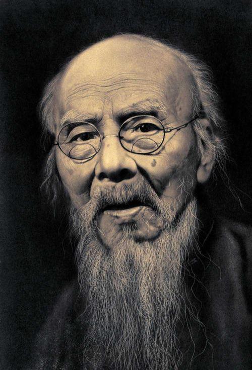 [微风]1952年的一天，齐白石已经快90岁了，他不知哪里来的力气，一把将25岁