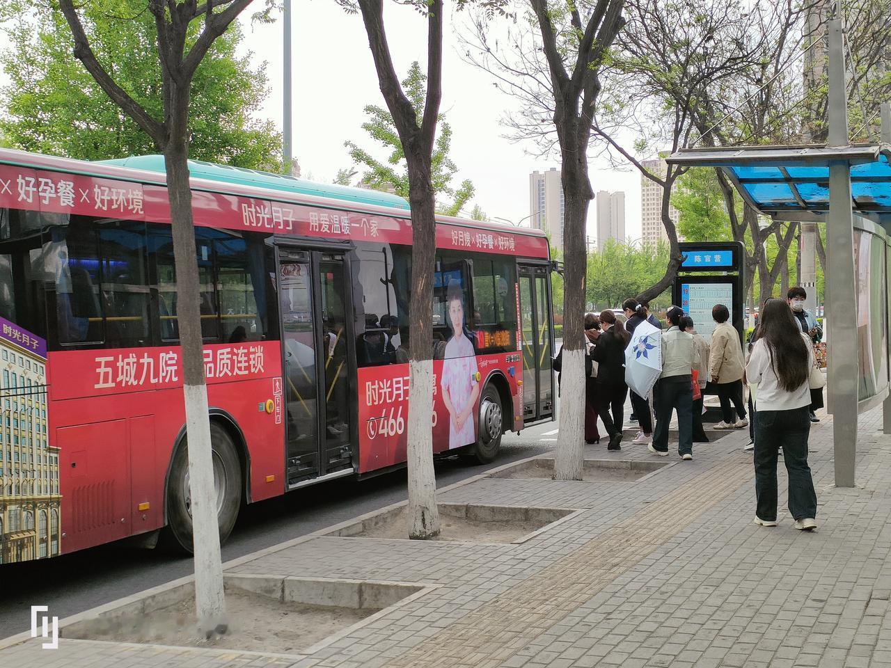 谁能说说陈官营的公交车为什么不能直接进站，行人在站内上下车，从而实现与地铁更近距