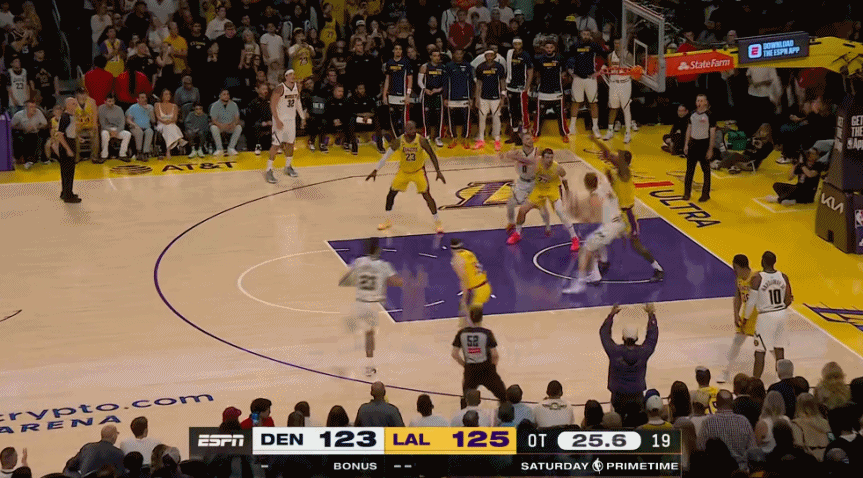 艾顿这个封盖当然很硬，但为什么他不救这个球呢？？东契奇和斯玛特都表示很不解。 