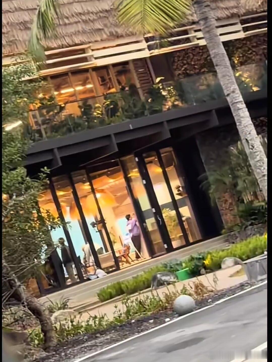 《亲爱的客栈》现场图 王鹤棣、秦岚、沈月、吴泽林、张宸逍、徐志胜、白鹿、任敏海南