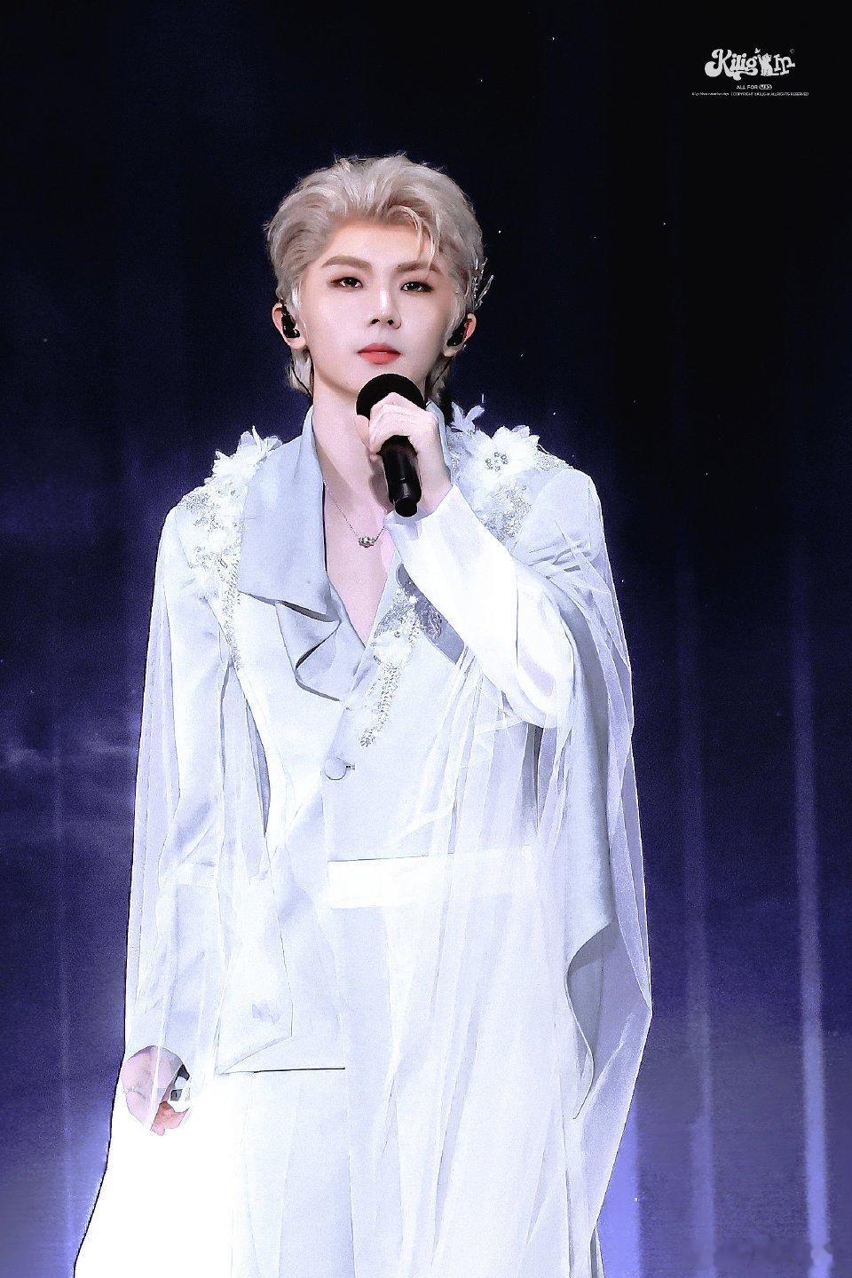 马嘉祺  💜青年演员马嘉祺如果我吃点苦你能站高台 那我心甘情愿