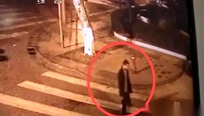 凌晨三点，被窝里悄没声地钻进一个人。
你以为是刚吵完架的老公半夜来服软，叹了口气