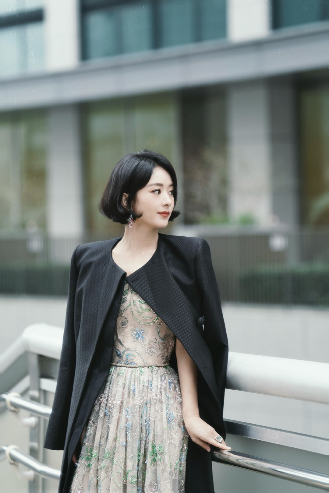 #赵丽颖闪钻长裙#今天的赵丽颖一袭闪钻长裙出席电影节 在人群中闪闪发光✨✨ 再一