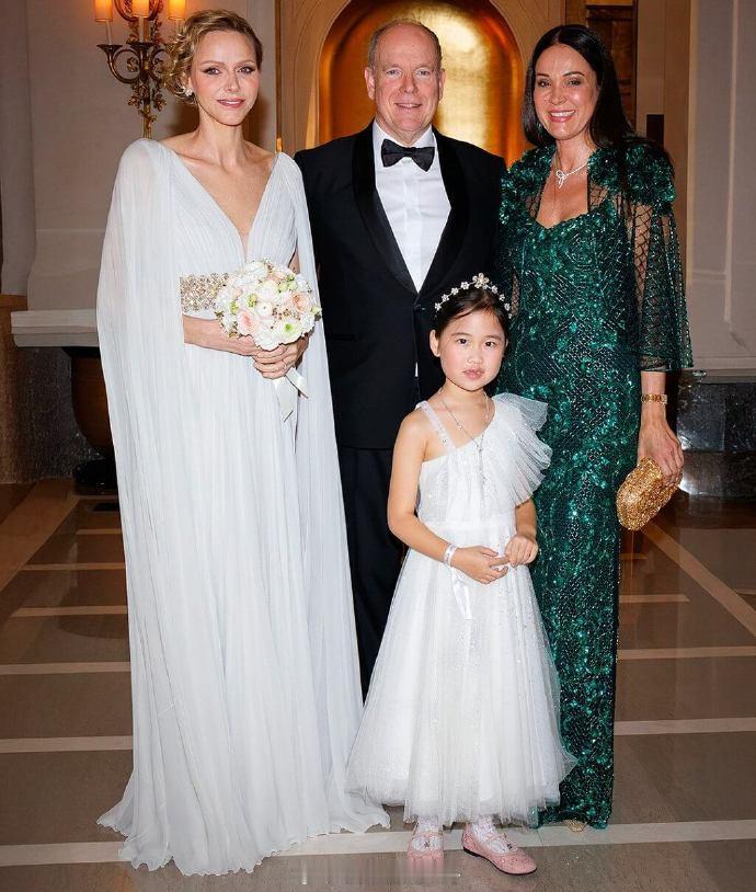 12月12日，摩纳哥阿尔贝二世亲王和夏琳王妃参加了在蒙特卡洛巴黎酒店帝国厅举行的