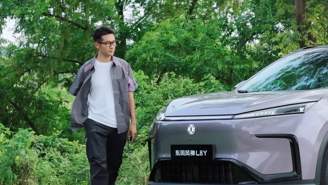 武汉搬砖拍摄花絮～🧱 🚘：L8Y琉璃紫外观+紫韵流光内饰💜 👔...