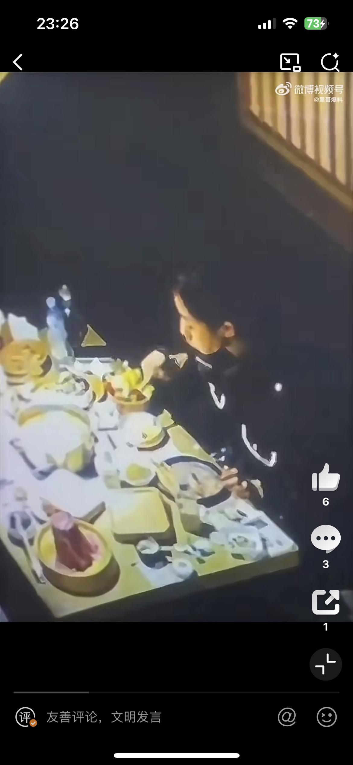 小仙女吃火锅，为了吃白食，竟然从裤裆拔毛丢火锅里，店家事后看监控，直接把锅都丢了
