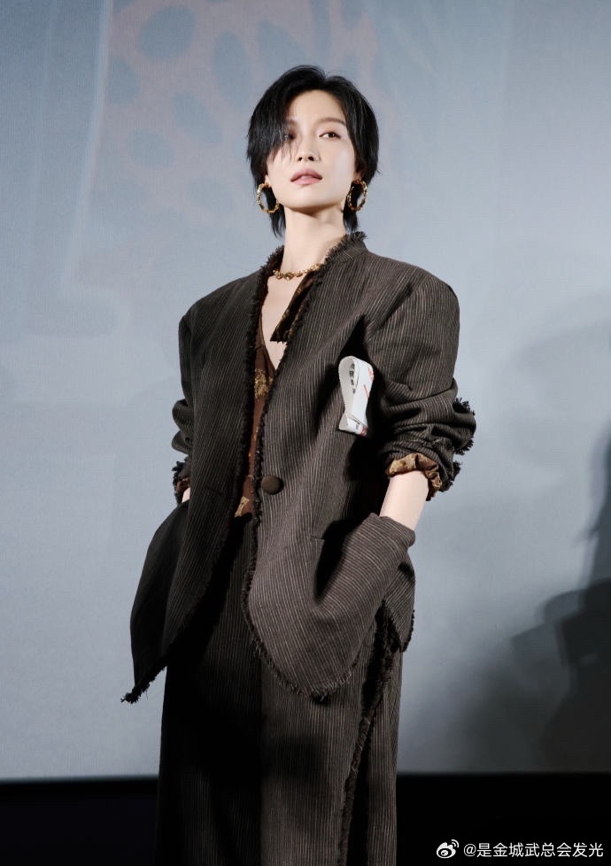 气场全开，完全妈妈级别的果然脸长得好看怎么样都好看倪妮短发又飒又美春节档马上有戏