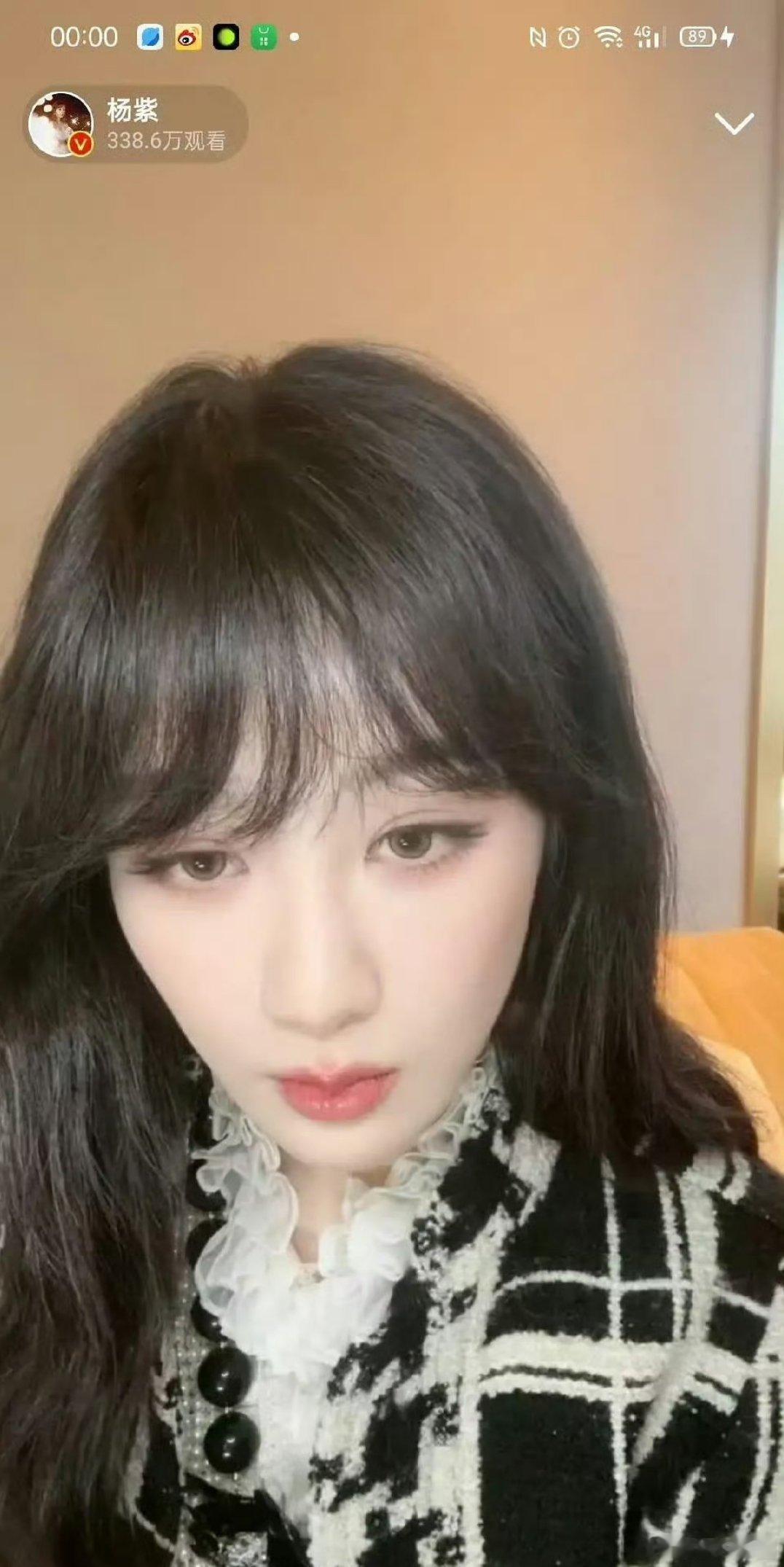 无意间截到的杨紫直播照片[允悲][允悲][允悲]原来杨紫大小眼这么明显呢？ ​​