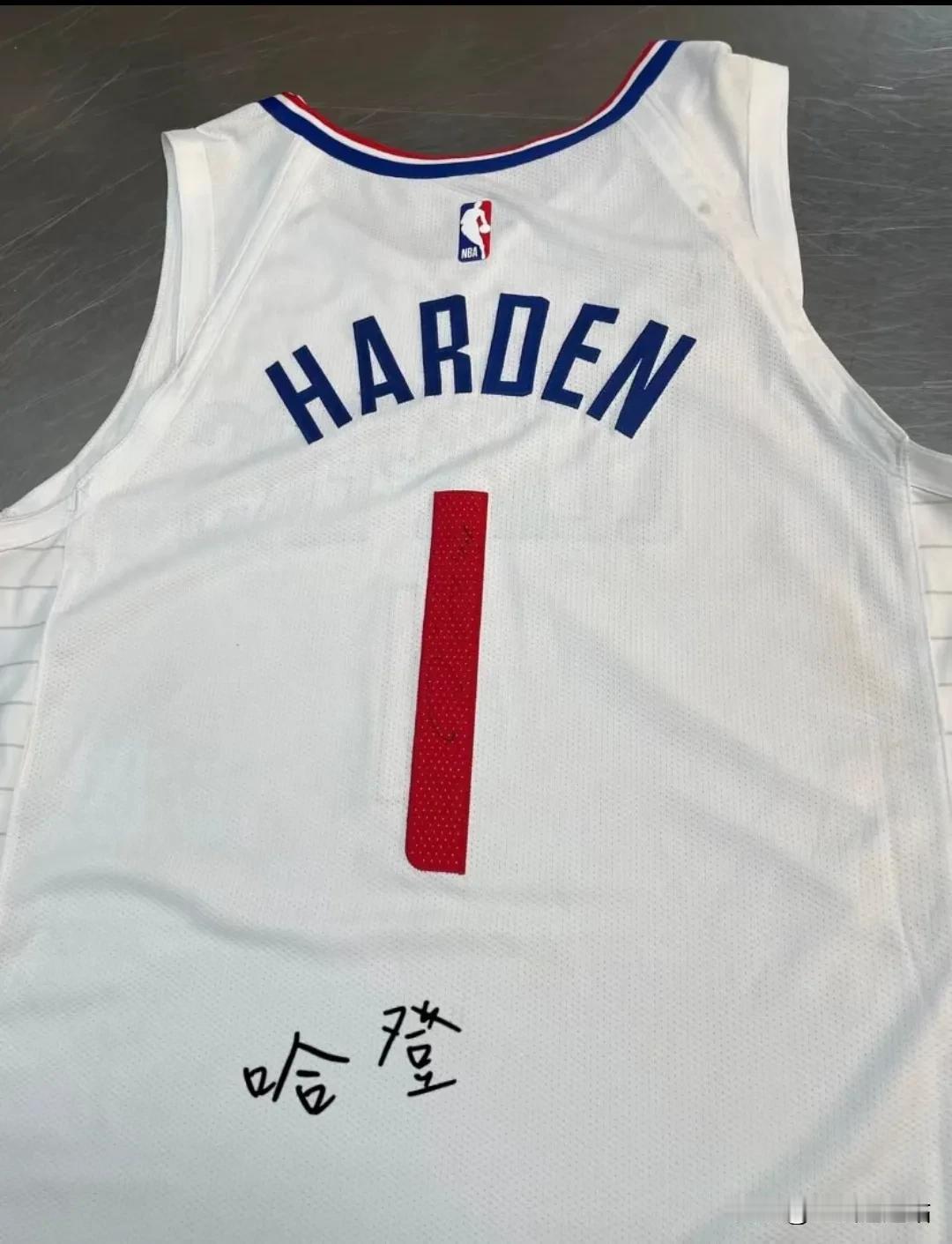 这是不是哈登亲笔签名？
哈登近日的中国行之旅可谓是空前火热，所到之处无不是万人空