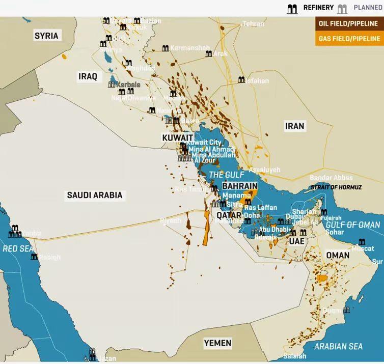 原来在央视的AI短片《流金谷恩仇录》里，骆驼开辟新路线是真的。在霍尔木兹海峡受到