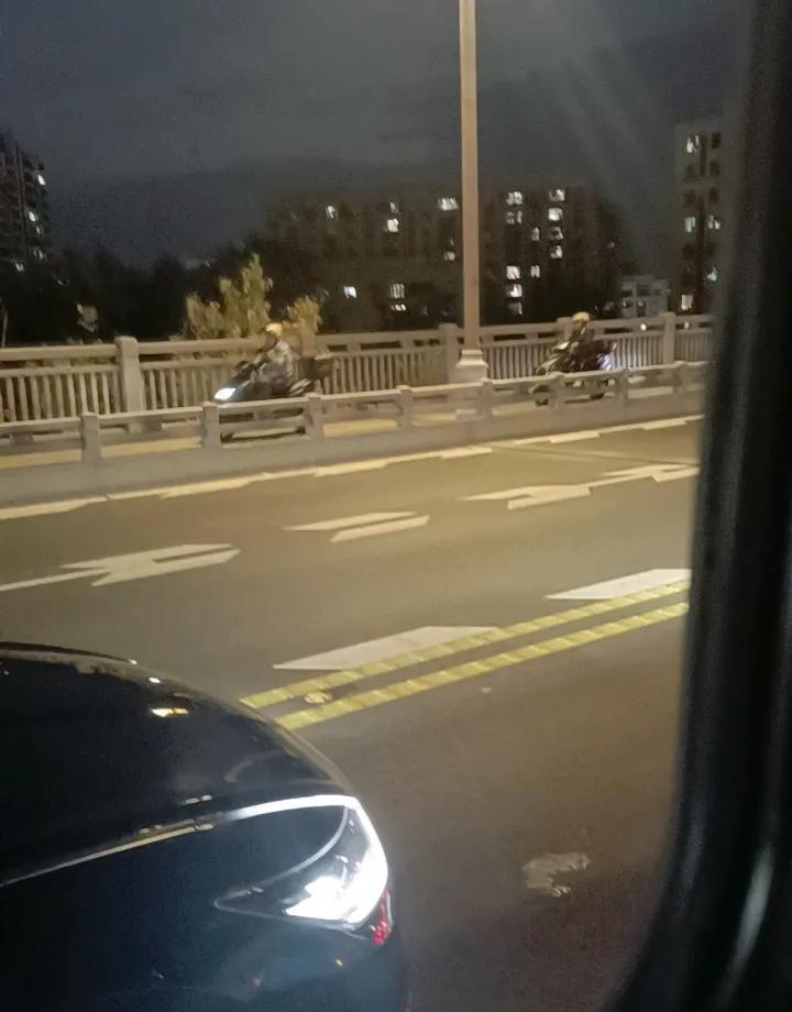 普京没说要重建苏联，但他每说一句“我们是一家人”，就有人心里咯噔一下。
他不提“