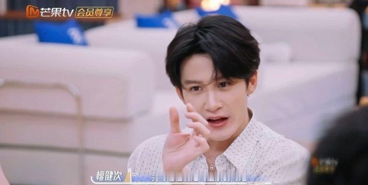 檀健次衣服鞋摆放的间距都要一致檀健次说自己有强迫症我们的宿舍这不就是强迫症患者的