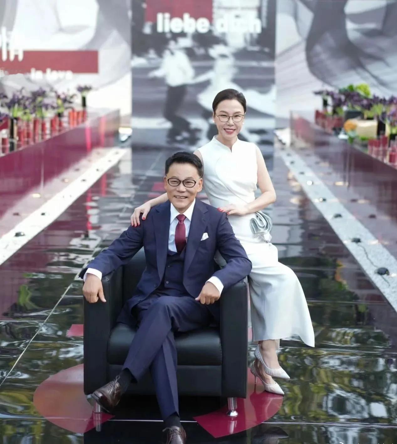 李国庆再婚的对象，
告诉所有人一个道理，
那就是，不管你结婚多久，白月光的威力还