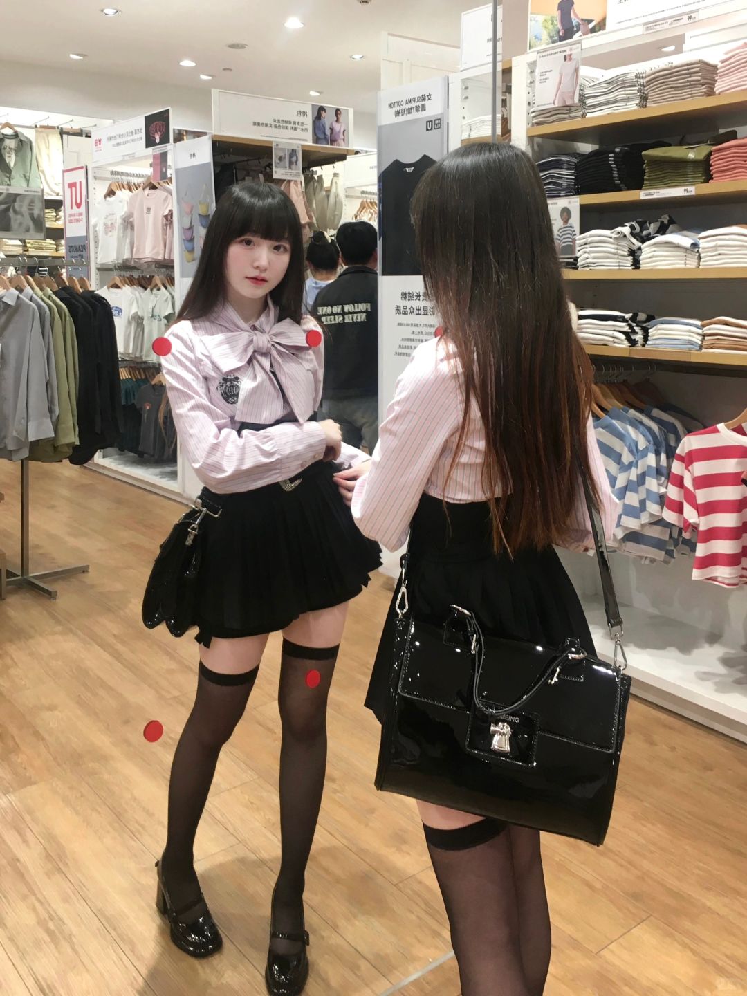 女朋友每次看到镜子就走不动路