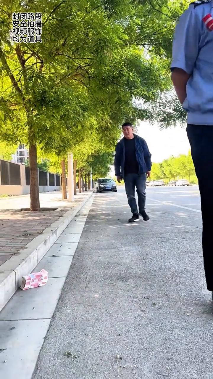 压力大了，看什么都像钱，都是贫穷惹的祸。