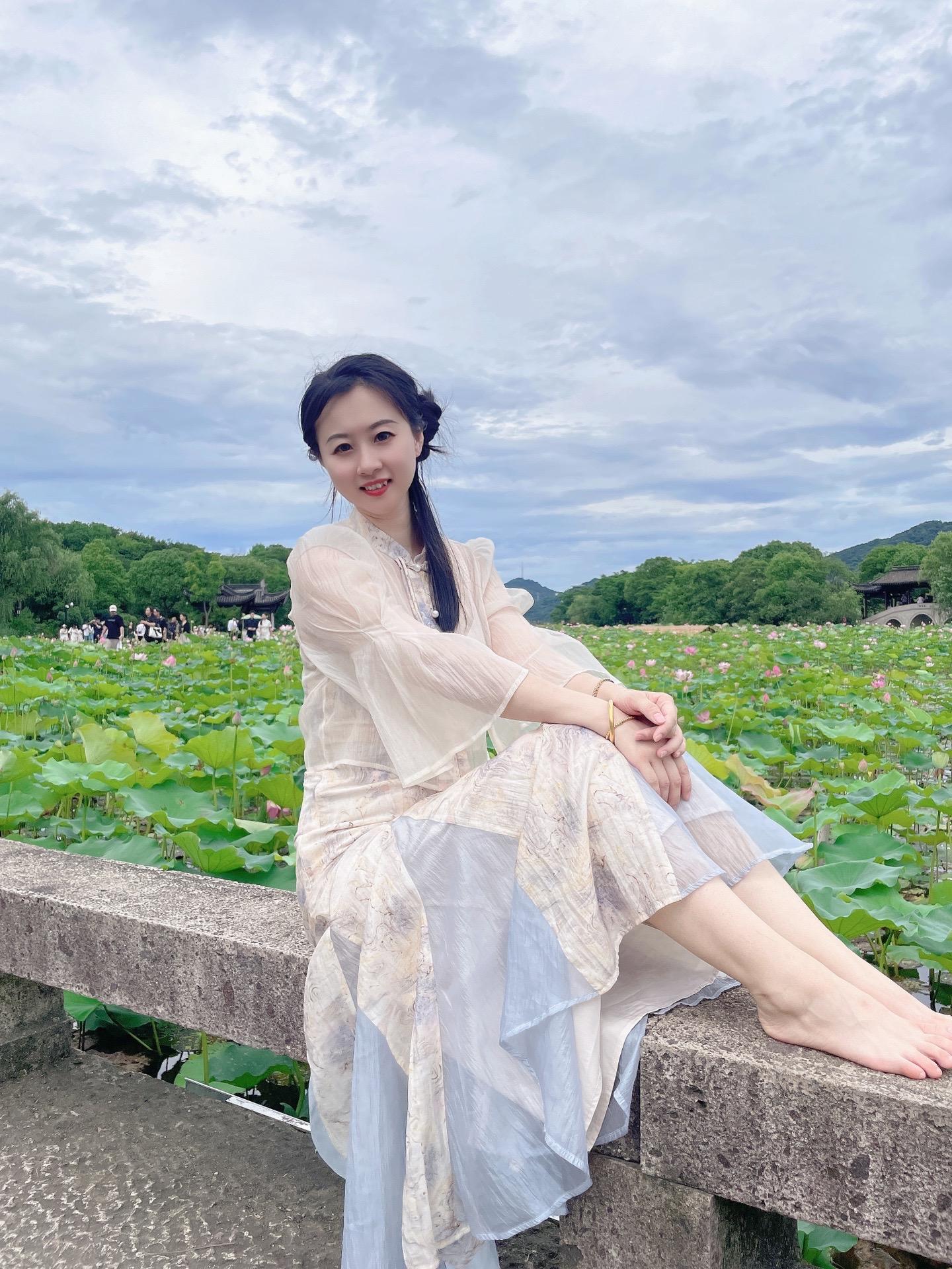 春有百花夏有荷，良辰美景不可待。