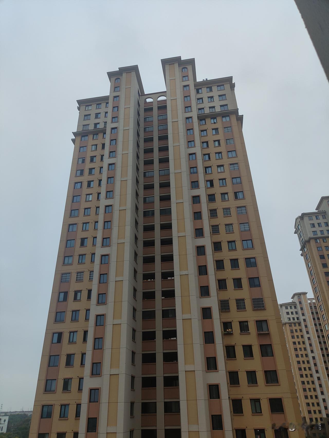 都说城市里好，看着这钢筋混凝土建成的高楼大厦。不行感叹，人类住在这里面，就像鸟儿