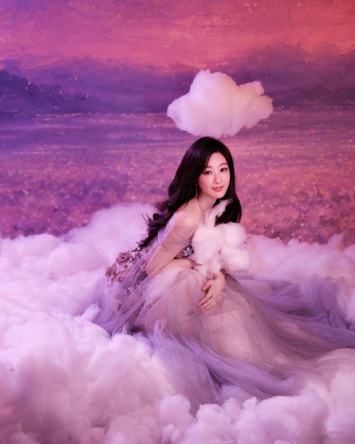 杨紫好温婉的美杨紫紫纱抹胸裙造型置身蓬松云海之中，淡紫色纱裙轻盈飘逸，杨紫气质温